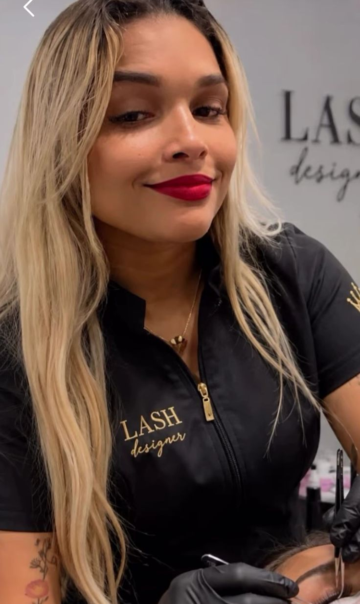 Profissional lash designer do Cílios Luxo em atendimento