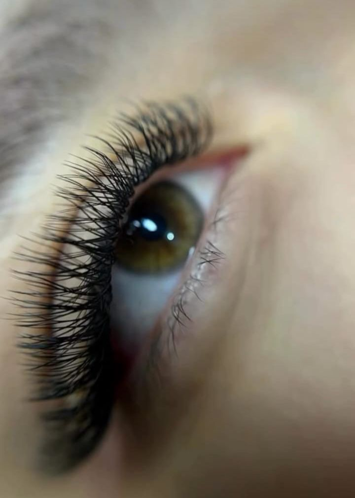 Extensão de cílios com efeito volumoso e natural